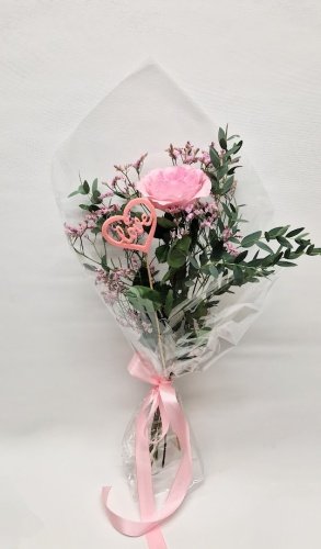 Kaunistatud roosa lilleõis