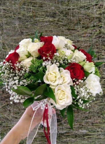 Pruudikimp valge ja punase roosiga
